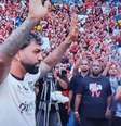 Gabigol abraça o pai antes de entrar em campo para a despedida no Maracanã –  Foto: Reprodução de vídeo SporTV / Jogada10