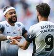 Yuri Alberto e Memphis Depay, do Corinthians, comemoram após marcar o primeiro gol de seu time na partida entre Grêmio e Corinthians, pelo Brasileirão 2024, na Arena do Grêmio, no dia 8 de dezembro de 2024, em Porto Alegre, Brasil.  Foto: Photo by Pedro H. Tesch/Getty Images
