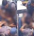 Policiais militares imobilizam homem em SP  Foto: Reprodução