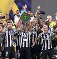 Jogadores do Botafogo erguem troféu do Brasileirão  Foto: Ricardo Moraes/Reuters