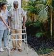 Entre 2019 e 2023 houve um aumento de 15% no número de cuidadores remunerados no Brasil, segundo a Pnad  Foto: Getty Images / BBC News Brasil