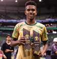  Foto: Léo Sguaçabia / CBF - Legenda: Estêvão foi eleito a revelação e o melhor atacante do Brasileirão de 2024 / Jogada10