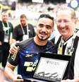 Rafael é homenageado com placa do Botafogo  Foto: Estadão Conteúdo/CARLOS SANTTOS