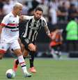 Alex Telles, do Botafogo, e Igor Vinicius, do São Paulo.  Foto: Buda Mendes/Getty Images