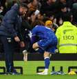 Cucurella, do Chelsea, troca de chuteira durante partida  Foto: Getty Images/Marc Atkins