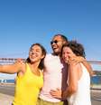 Grupo de amigos aproveitando o feriado.  Foto: Freepik