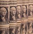 Na B3, às 17h28, o contrato de dólar futuro de primeiro vencimento caía 1,39%, a 5,973 reais na venda.  Foto: Reuters