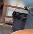 Vídeo onde a mulher teria sido flagrada colocando substância não identificada dentro de uma garrafa das atletas.   Foto: Reprodução/Redes sociais 