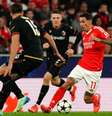  Foto: Gualter Fatia/Getty Images - Legenda: Di María marcou em ação com a camisa do Benfica / Jogada10
