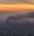A fumaça tomou conta após os ataques aéreos em Damasco na manhã de terça-feira (10/12)  Foto: Getty Images / BBC News Brasil