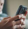 Stock image of a boy looking at a phone  Foto: Getty Images / BBC News Brasil