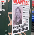 Manifestantes colam cartazes com rostos de CEO da saúde por Nova York  Foto: Reprodução/Tiktok