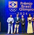 Os atletas Erlon Souza da canoagem, Bruno Fratus da natação, Agata do vôlei de praia e a velejadora Isabel Swan recebem homenagem do presidente do Comitê Olímpico do Brasil Paulo Wanderley (ao centro)  Foto: André Durão/COB