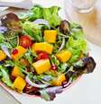 Salada verde com manga  Foto: vanillaechoes | Shutterstock / Portal EdiCase