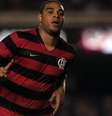 Foto: Alex Carvalho/Wikimedia Commons - Legenda: Adriano conquistou o Brasileirão de 2009 com o Flamengo / Jogada10