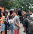 Há dezenas de opções de lanches para quem acompanha o evento no Ginásio do Ibirapuera  Foto: Gabriel Gatto/Terra