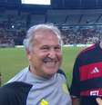  Foto: Reprodução / SporTV - Legenda: Ídolos! Zico recebe beijo de Adriano em festa com ex-craques do Flamengo / Jogada10
