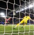  Foto: Julian Finney/Getty Images - Legenda: Cucurella cabeceia e faz o primeiro gol do Chelsea sobre o Brentford / Jogada10