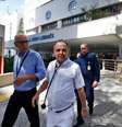 Roberto Kalil Filho saindo do Hospital Sírio Libanês, onde estava internado o presidente Lula após cirurgia.  Foto: Paulo Pinto/Agência Brasil / Estadão