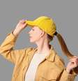 Descubra como combinar looks com boné  Foto: Shutterstock / Alto Astral