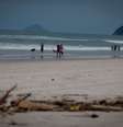 Banhistas tomam banho de mar na praia de Maresias, apesar de todo desastre que ocorreu no último domingo em São Sebastião.  Foto: Felipe Rau/Estadão / Estadão