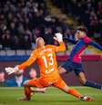 Yamal em disputa com Dmitróvic.   Foto: Marc Graupera/FC Barcelona / Esporte News Mundo