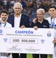 Jogadores do Vélez Sarsfield recebem premiação pelo título do Campeonato Argentino  Foto: Getty Images/Rodrigo Valle