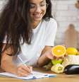 Mulher anotando os nutrientes necessários para sua dieta.  Foto: Freepik