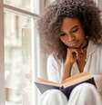 Vale a pena considerar o que pode acontecer conosco como espécie se habilidades como a leitura deixarem de ser priorizadas. Nossa capacidade de interpretar o mundo ao nosso redor e entender a mente dos outros certamente diminuiria. Em outras palavras, aquele momento aconchegante com um livro em sua poltrona não é apenas pessoal - é um serviço à humanidade. Andrii Kobryn/Shutterstock  Foto: The Conversation