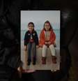Rihab mostra uma foto das filhas, Tia e Naya, tirada durante um passeio em Beirute  Foto: Joel Gunter / BBC News Brasil