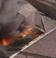 Incêndio atinge loja na região da Rua José Paulino, centro de SP, e fumaça cobre o céu  Foto: Reprodução/TV Globo
