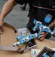 Armas e bolinhas em gel vendidas por ambulantes na Ladeira Porto Geral, na região da Rua 25 de Março, no centro de São Paulo.   Foto: Taba Benedicto