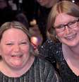 Laura Cooper (à direita) e Alison Law estão entre as centenas de mulheres em um novo grupo, o "Lovely Ladies"  Foto: BBC News Brasil