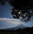 Uma coluna de vapor e cinzas emerge do vulcão Popocatepetl, visto de Santiago Xalitzintla, no estado de Puebla, México  Foto: Henry Romero / Reuters