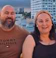Casal é preso por raspar cabelo e simular diagnóstico de câncer em filho de seis anos para arrecadar dinheiro  Foto: Reprodução