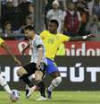 Vinícius Júnior tenta tirar a bola de Messi em jogo entre Brasil e Argentina  Foto: Getty Images/Daniel Jayo