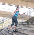 Mulher se exercitando na subida em escadas.  Foto: Freepik