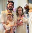 Kaique Torres com a esposa, Bianca Medeiros, e as filhas Lavínia e Laura  Foto: Fotos: Arquivo Pessoal / Caras Brasil