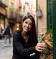 Mulher italiana sorrindo e comprando alimento na cidade.  Foto: Freepik