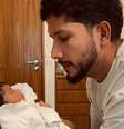 Parecidos? A fim de exibir a semelhança com Nala, Yuri publicou uma montagem com uma foto dele quando criança e uma da filha –  Foto: Reprodução / Instagram Yuri Lima / Jogada10