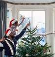 Pai e filha decorando árvore de Natal  Foto: Getty Images / BBC News Brasil