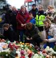 Pessoas deixam velas e homenagens florais às vítimas perto do local onde um carro atropelou uma multidão em um mercado de Natal de Magdeburg, em Magdeburg, Alemanha, em 21 de dezembro de 2024.  Foto: REUTERS/Christian Mang