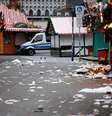 Uma passarela de pedestres do mercado de Natal onde ocorreu o crime está cheia de lixo e outros detritos  Foto: Reuters / BBC News Brasil