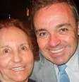 Gugu com a mãe, dona Maria do Céu: "Parece mentira que ele morreu"  Foto: Reprodução
