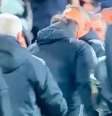  Foto: Reprodução de TV - Legenda: Parralo (do Ferrol) acerta a cabeçada em Navarro (do Zaragoza).Trenadores foram expulsos / Jogada10