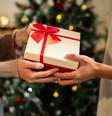 Eles adoram presentear no Natal, até na hora do amigo secreto  Foto: Shutterstock / João Bidu