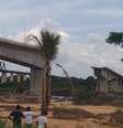 A ponte desabou no domingo, 22. Há três mortes confirmadas e 14 pessoas desaparecidas.  Foto: Divulgação/PM