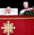 O Papa Francisco acena no dia em que faz seu tradicional discurso Urbi et Orbi de Natal para a cidade e o mundo na sacada principal da Basílica de São Pedro no Vaticano, em 25 de dezembro de 2024.   Foto: REUTERS/Yara Nardi