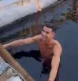 Cristiano Ronaldo leva família à Lapônia e encara piscina 'congelante' no Natal  Foto: Reprodução/Instagram/@cristiano