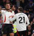  Foto: Ryan Pierse/Getty - Legenda: Muniz é celebrado logo após fazer o gol da virada do Fulham sobre o Chelsea, fora de casa / Jogada10